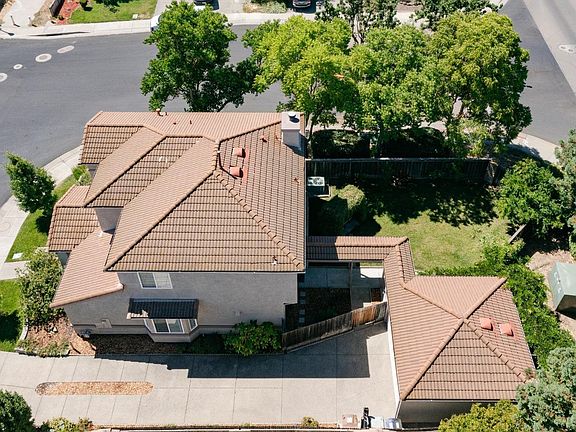 2nd image of 1505 Portola St