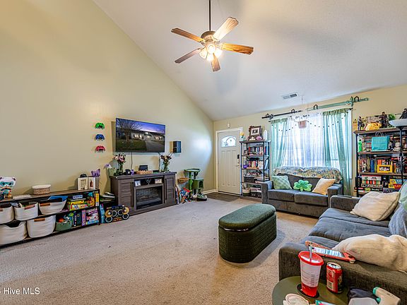 5th image of 161 Kelly Circle
