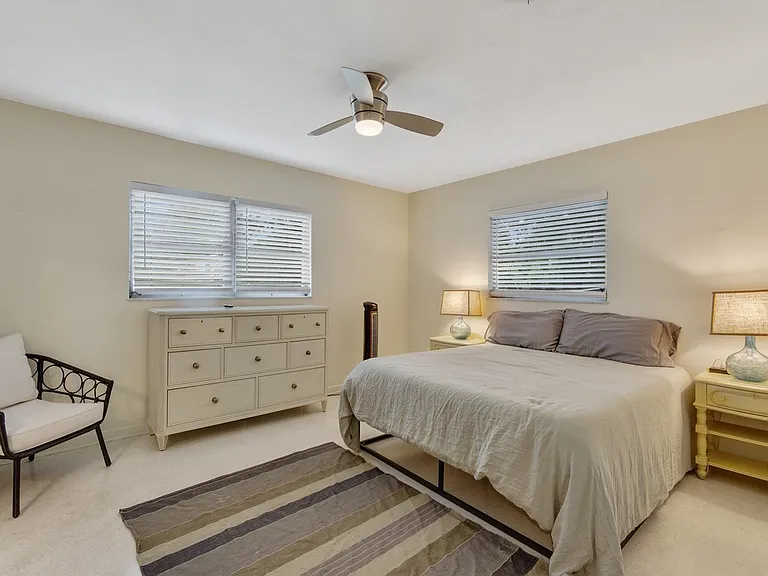 712 Iris Ln — Photo 17