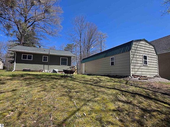 3rd image of 4890 Lakeview Dr