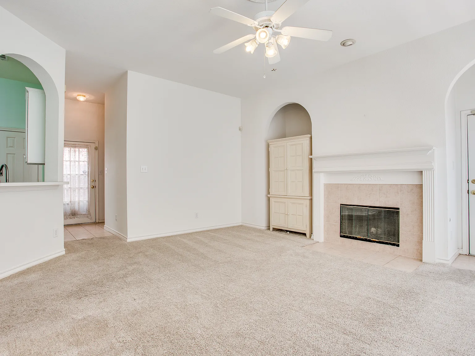 3 bed, 1972 sqft, $2,550 — Photo 3