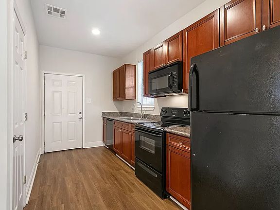 5th image of 2408 Oak Pl