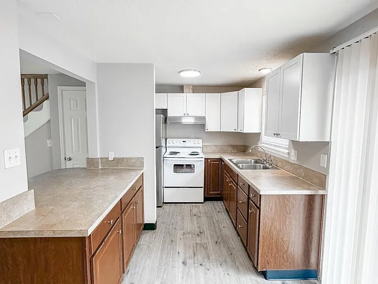 Catalina Apartments — Photo 8
