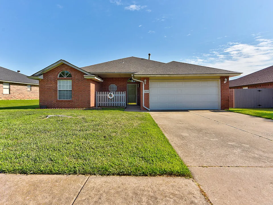 2809 E Lake Dr