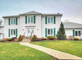 21880 Crossbeam Ln, Rocky River, OH
