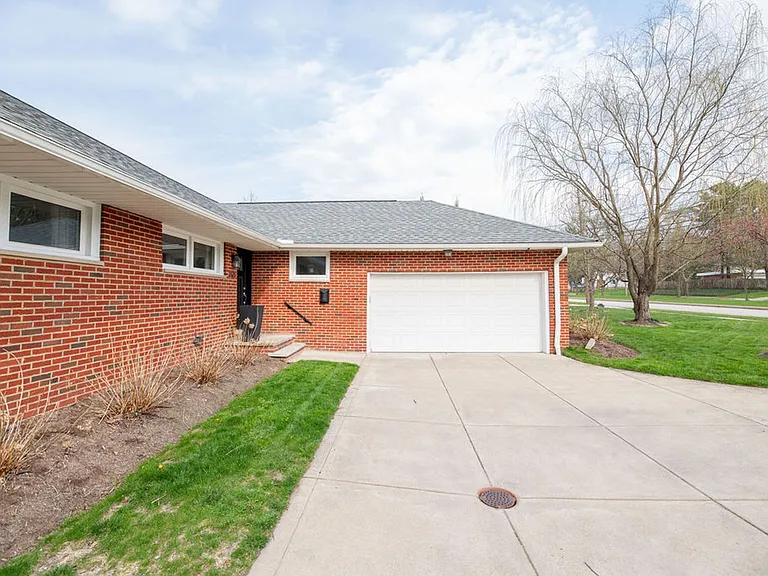 23213 Fairmount Blvd — Photo 45