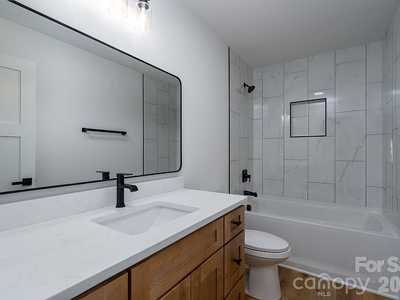 5th image of 213 Delancy St