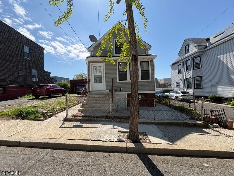 3 bed, 1.5 bath, $4,500 — Photo 2