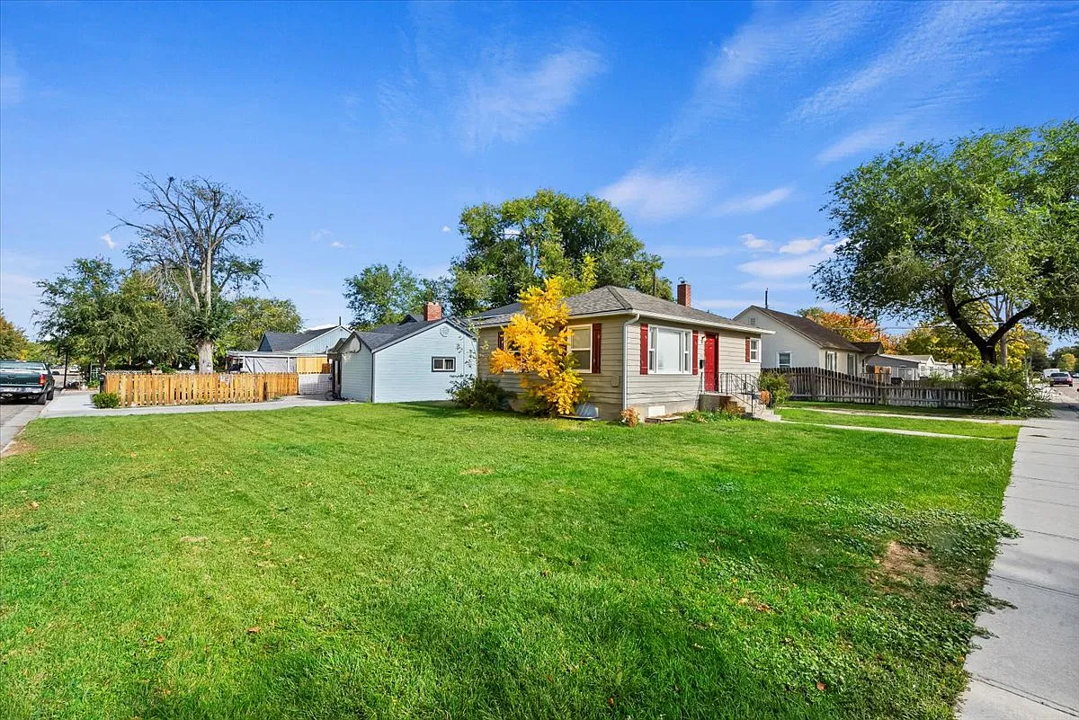 1104 E Dewey Ave — Photo 3