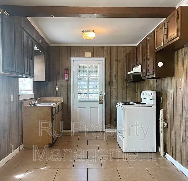 732 S Greer St — Photo 2