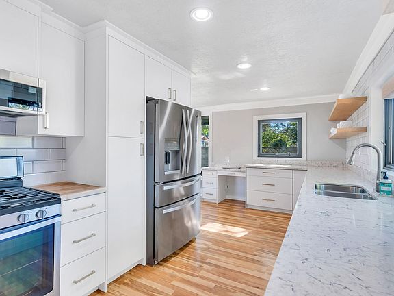 4th image of 4196 S Normandie Ln