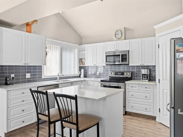 405 S 32nd Ave NW #301, Calgary, AB T2M 4V2