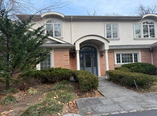 20 Grassfield Rd, Great Neck, NY 11024