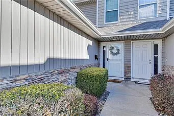 2 bed, 2.5 bath, 1358 sqft, $2,100 — Photo 2
