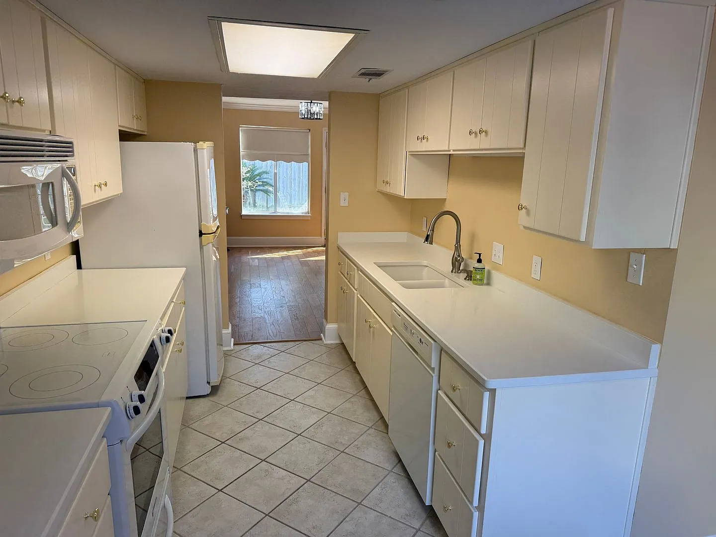 Townhome Off The Parkway With 2 Car Garage — Photo 3