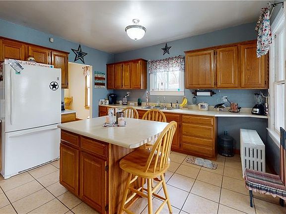 3rd image of 833 Marshall Dr