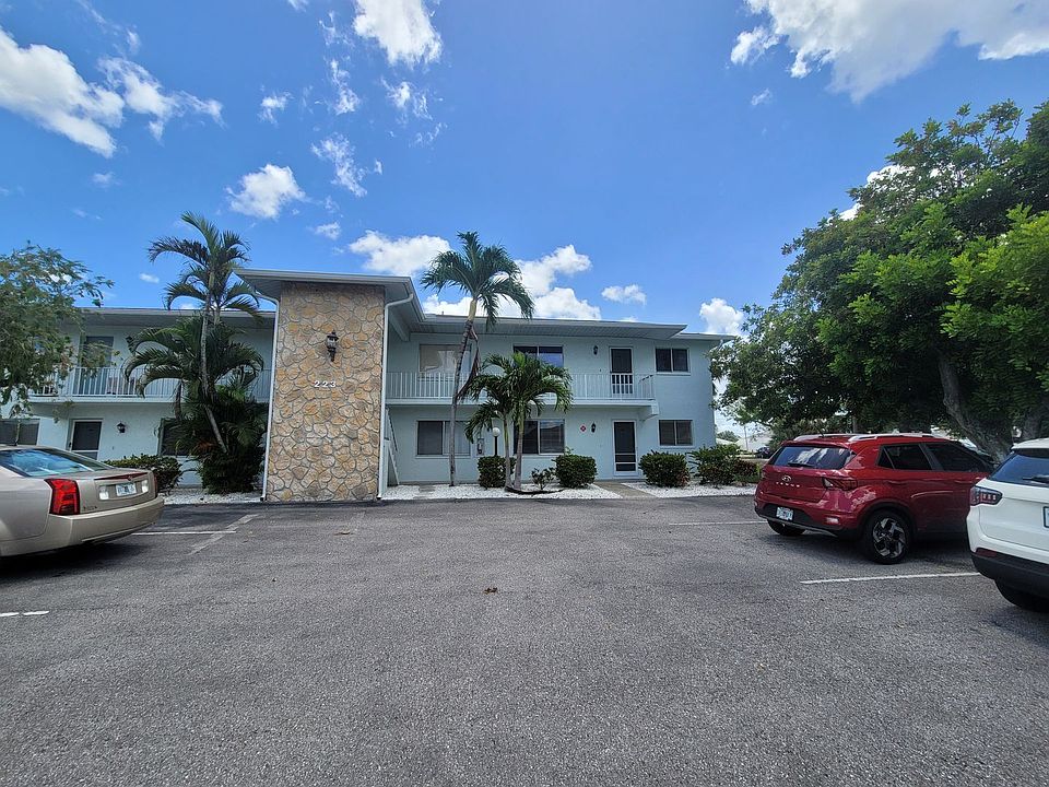1st image of 223 SE 15th Pl APT 104