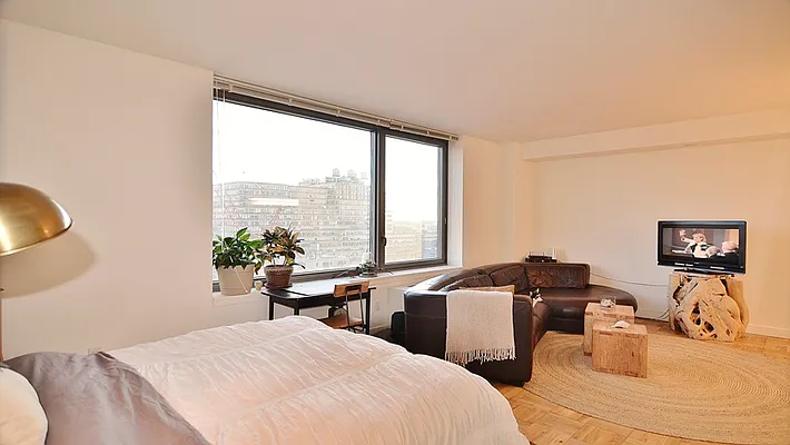 Rented by Park Property Advisors | media 8