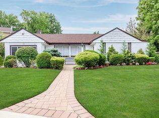 190 Surrey Cmns, Lynbrook, NY 11563