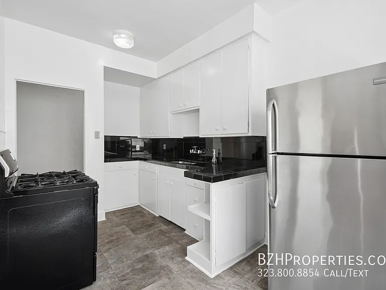 140 S Elm Dr #6 — Photo 7