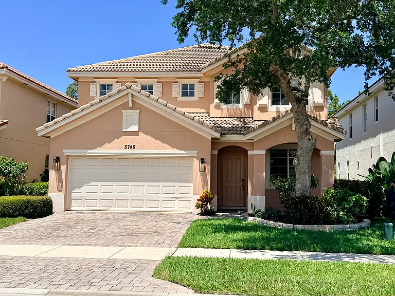 5745 SE Crooked Oak Ave — Photo 1