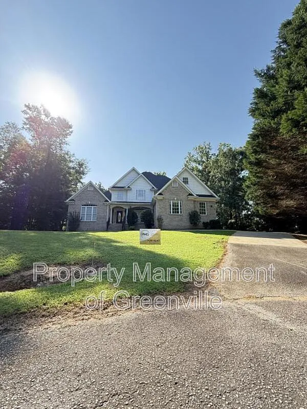 6 bed, 5.0 bath, 5380 sqft, $3,495 — Photo 2