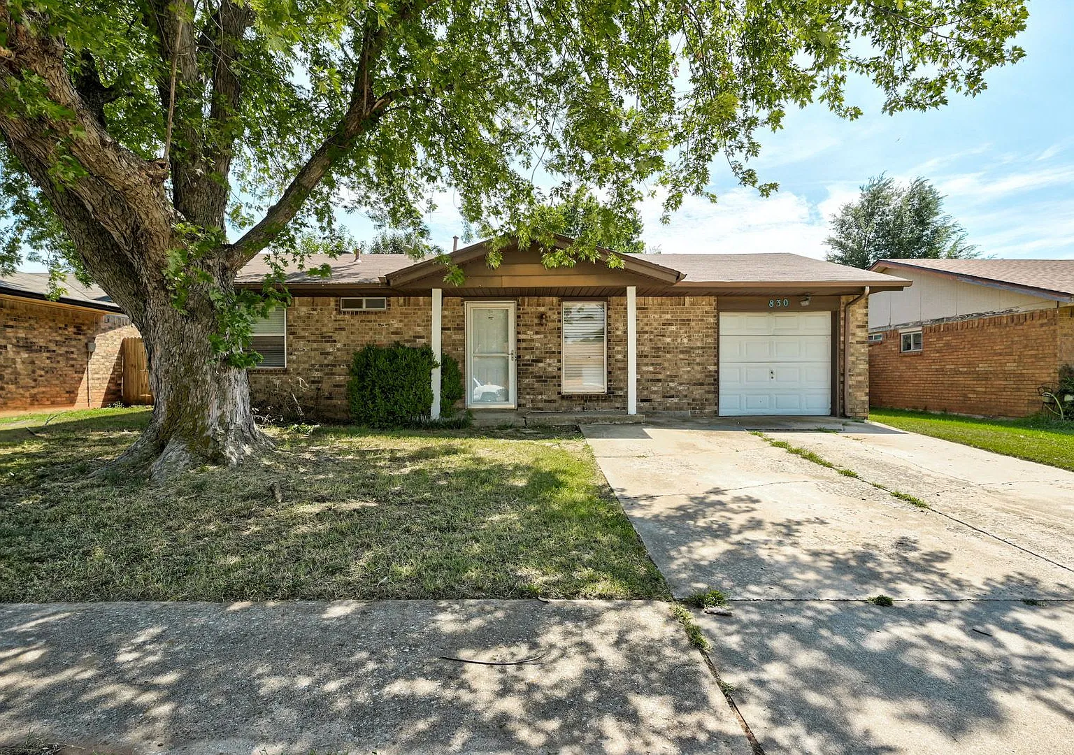 Cute 3 Bed 1 Bath in Mustang! — Photo 1
