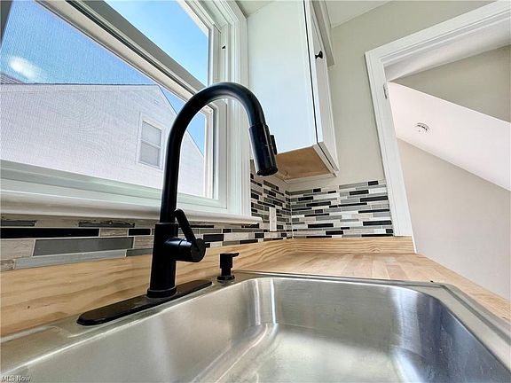 4th image of 18311 Highland Dr