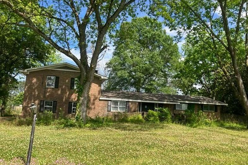 1st image of 520 Coupland Rd