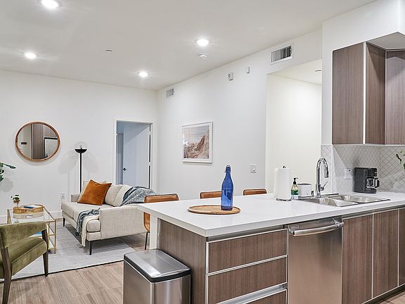 5th image of 418 N Norton Ave