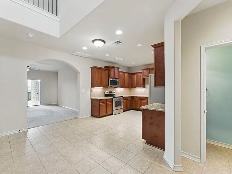 976 Parkview Dr — Photo 6