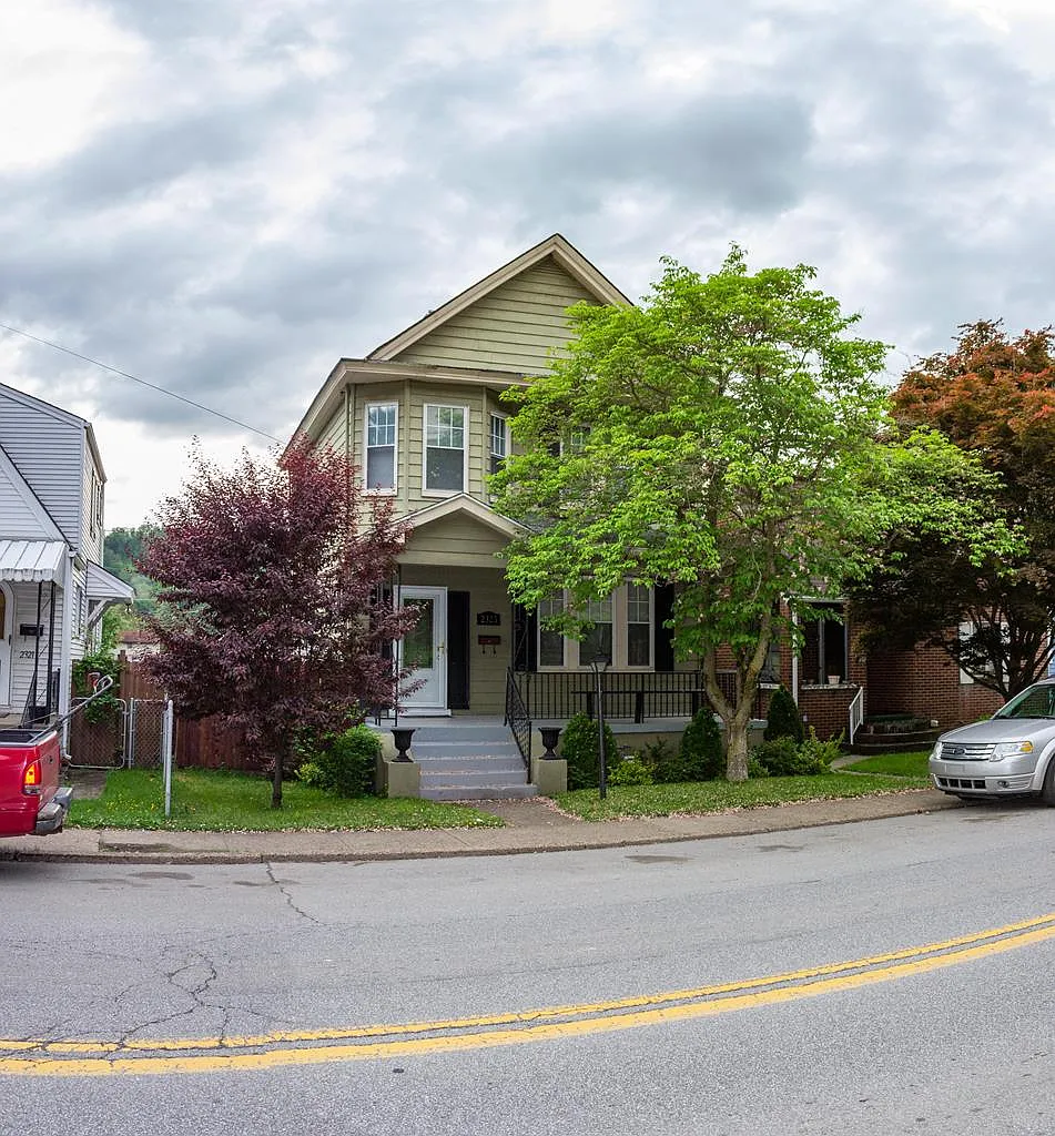 2323 Warwood Ave photo 1