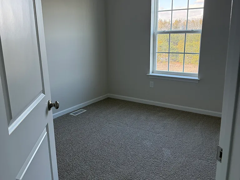 124 Essex Dr — Photo 17