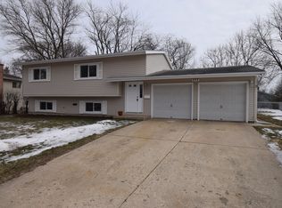 777 Kingston Ln, Crystal Lake, IL 60014