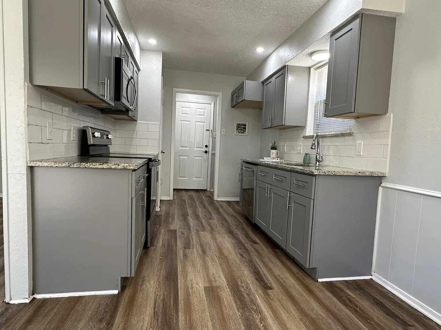 3 bed, 1376 sqft, $2,295 — Photo 3