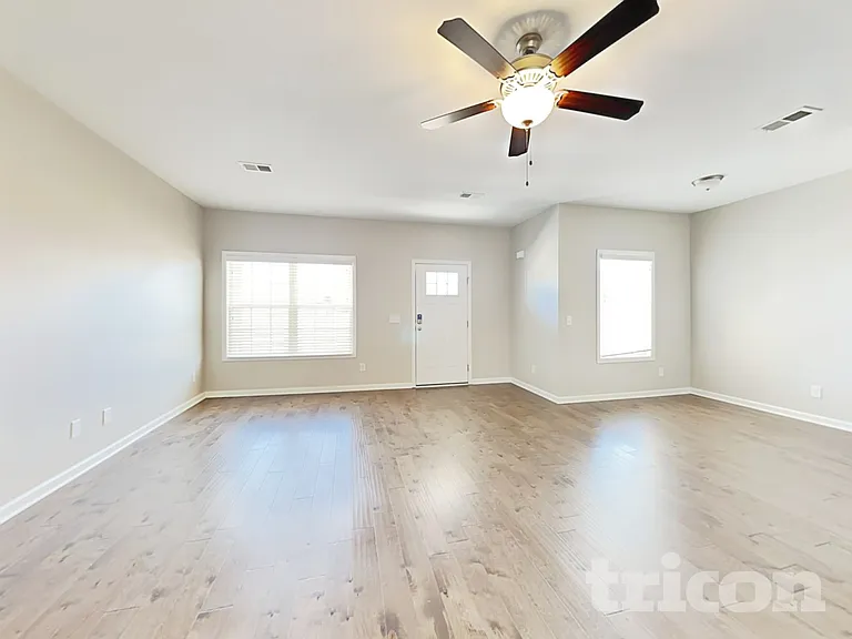 925 Beverly Ct — Photo 3