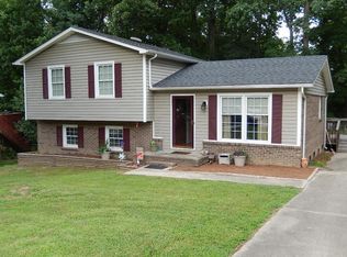 907 Pineburr Rd, Jamestown, NC 27282