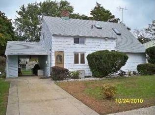 11 Serpentine Ln, Levittown, NY 11756