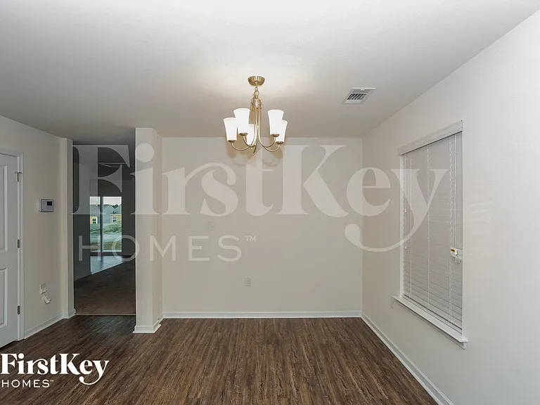 3282 Runneymede St SW — Photo 6