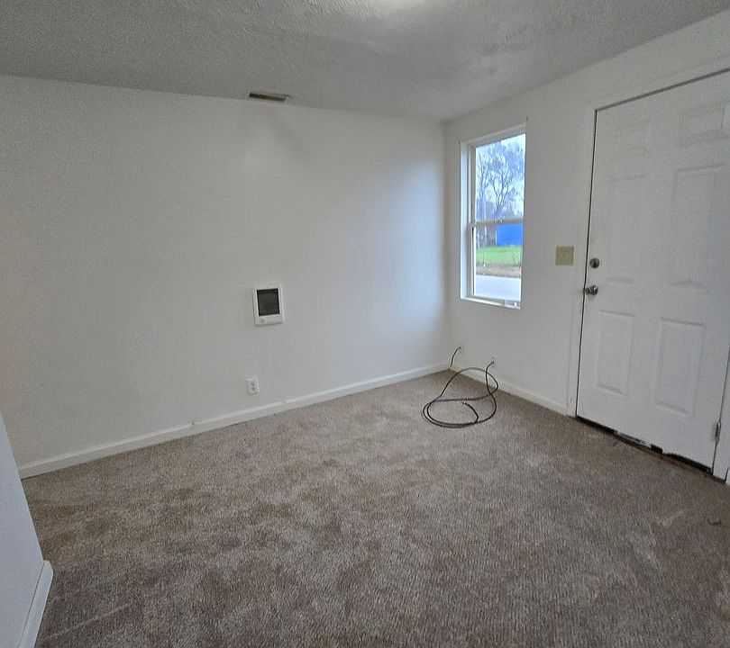1st image of 810 W 1st St