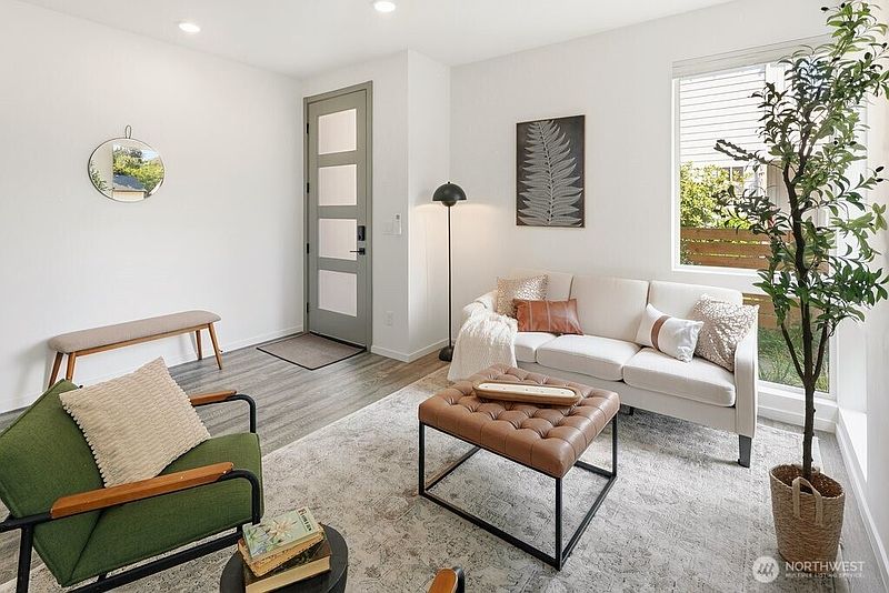 5th image of 539 S Cloverdale Street #D