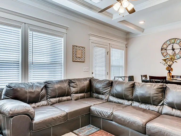 1055 Linsmore Ave — Photo 10