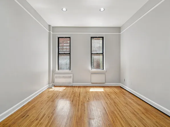 1582 First Avenue image 1 of 6