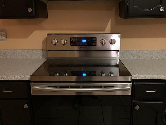 The sleek, modern stainless steel electric flat-top stove offers a smooth, easy-to-clean surface, perfect for preparing meals with style and efficiency. A contemporary addition to any kitchen, designed for both functionality and elegance.