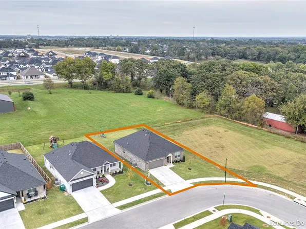 1911 Finnegan St, Bentonville, AR 72713