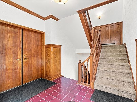 3rd image of 190 Castlebrook Ln