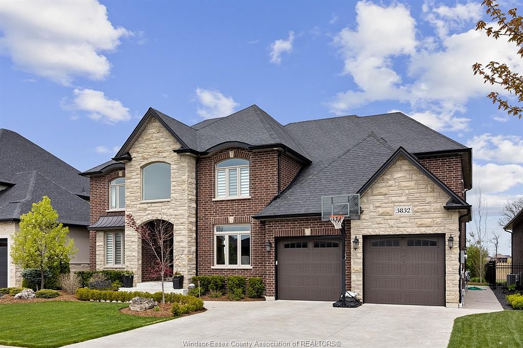 3832 Saint Francis Cres