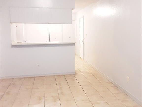 5th image of 5908 N Oak Dr