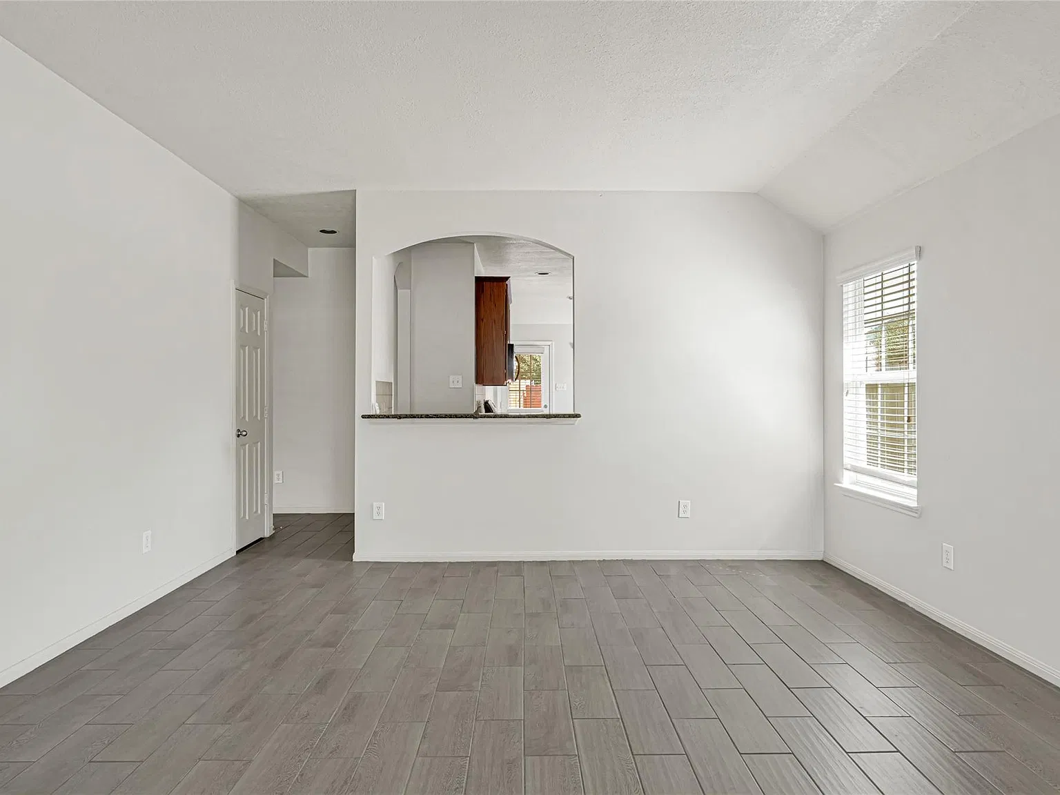 3 bed, 2.0 bath, 1429 sqft, $2,000 — Photo 4
