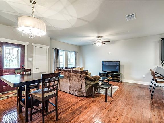 3rd image of 307 S Kealy Ave